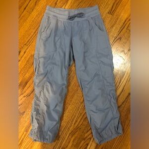 The NorthFace Women’s Slate Blue Cropped Pants Sz S/P